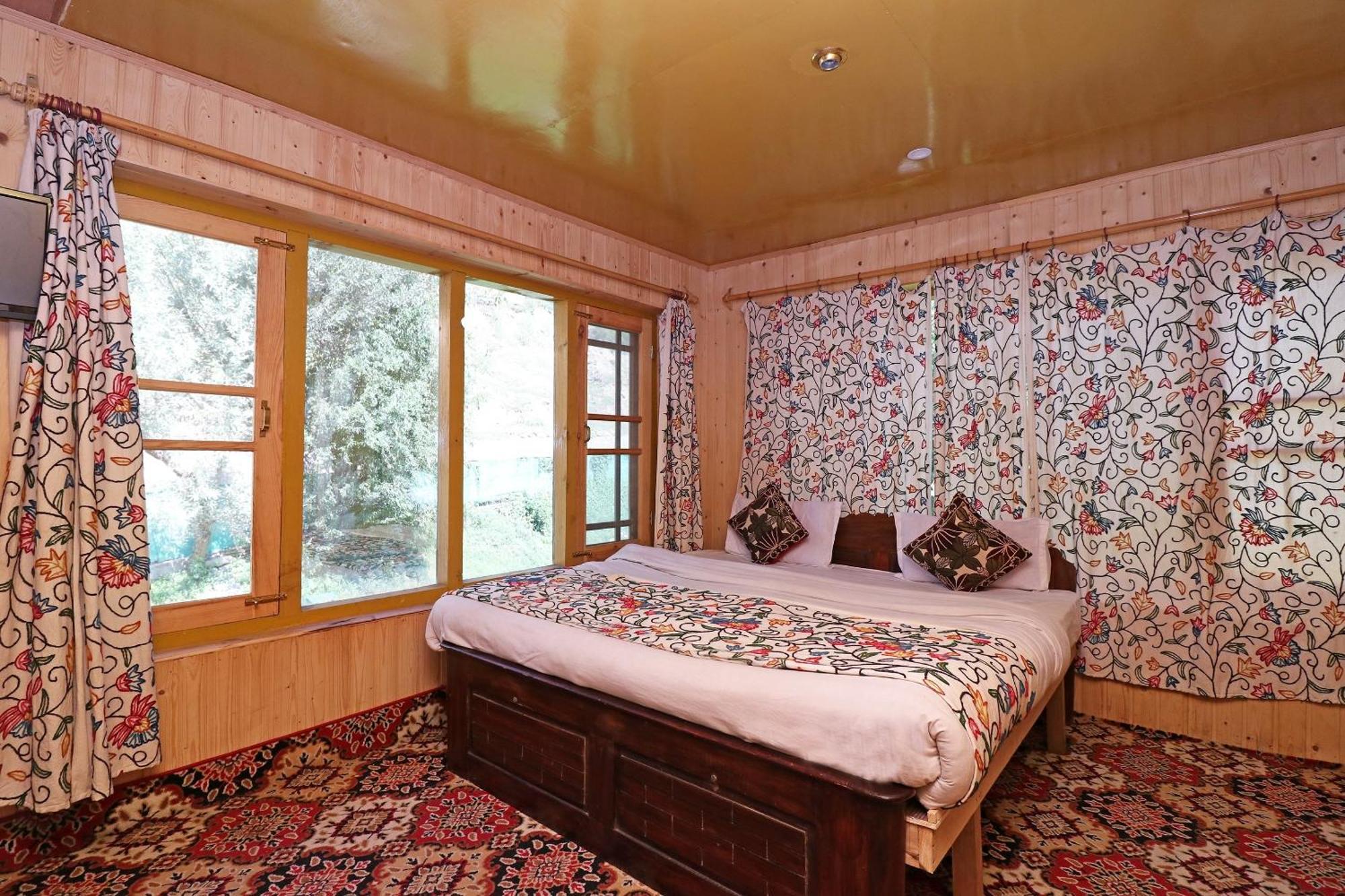 Hotel Bright Palace Pahalgam Exterior photo